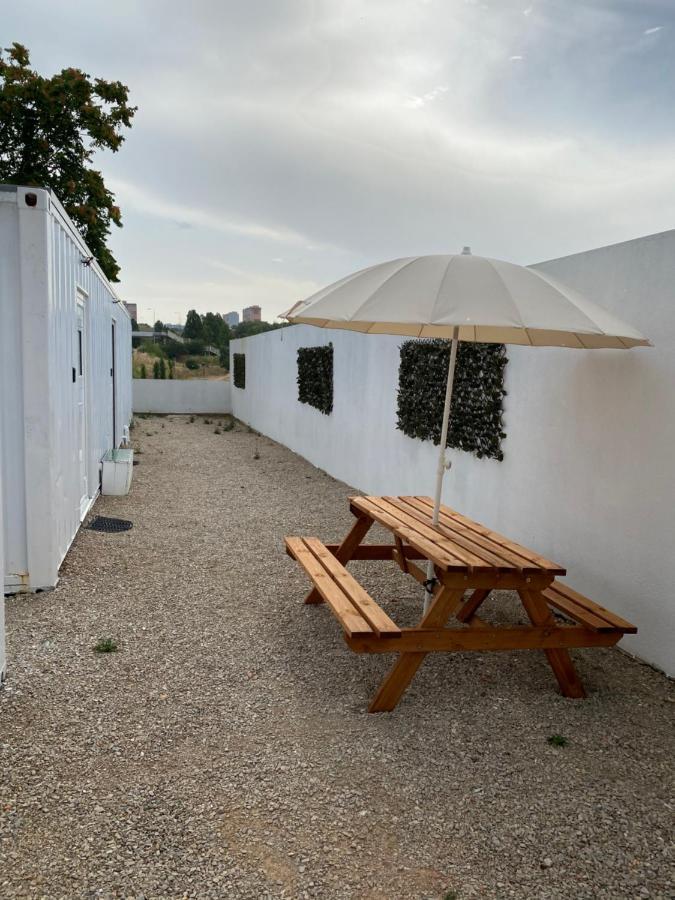Casa Vale Ecotainer Hostel ลิสบอน ภายนอก รูปภาพ