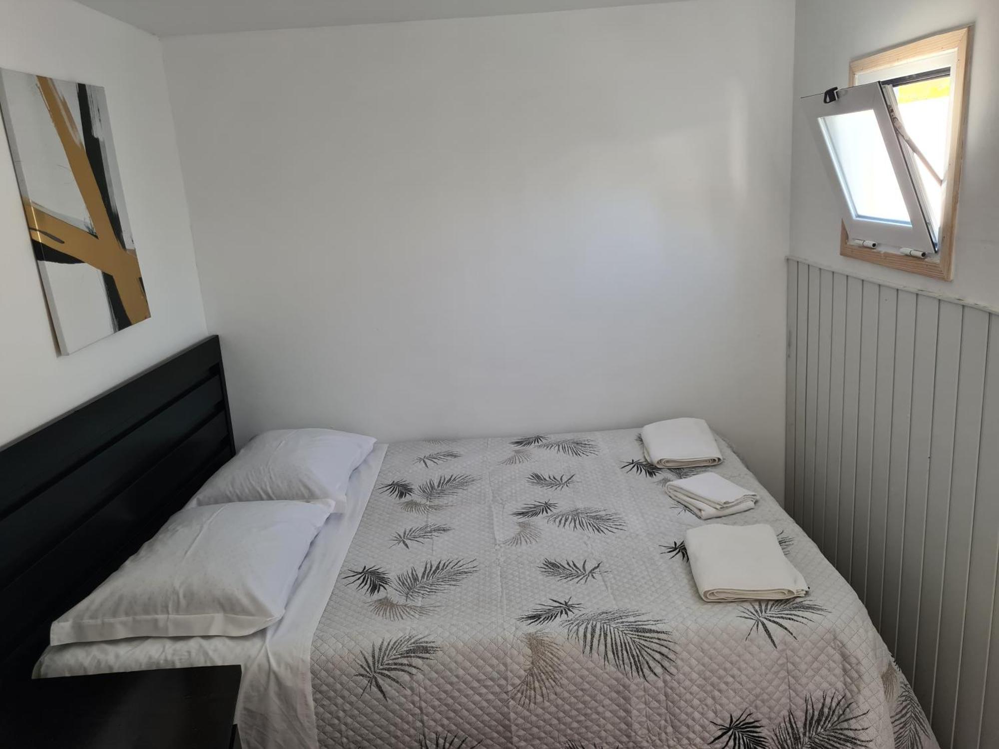 Casa Vale Ecotainer Hostel ลิสบอน ภายนอก รูปภาพ