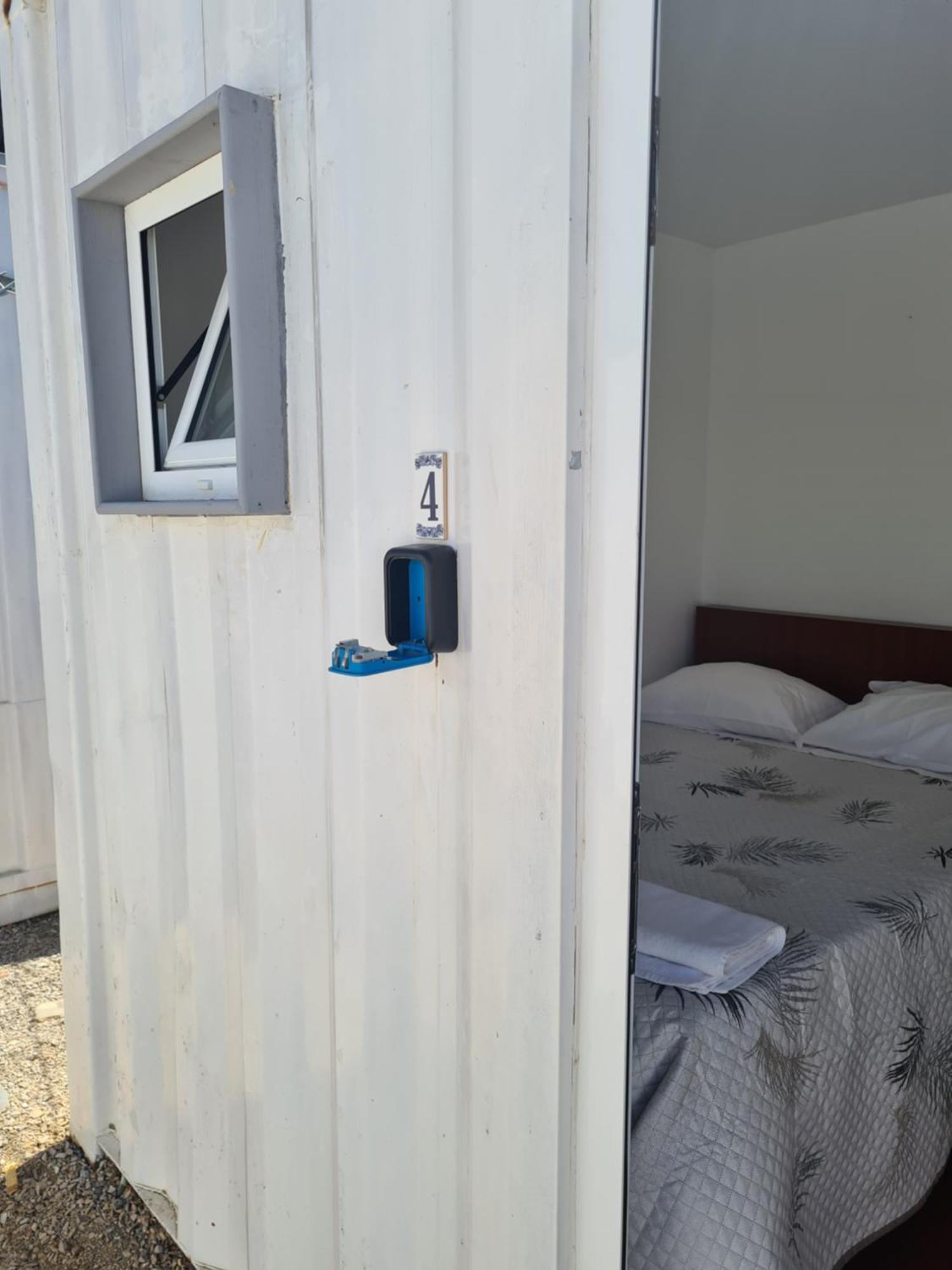 Casa Vale Ecotainer Hostel ลิสบอน ภายนอก รูปภาพ