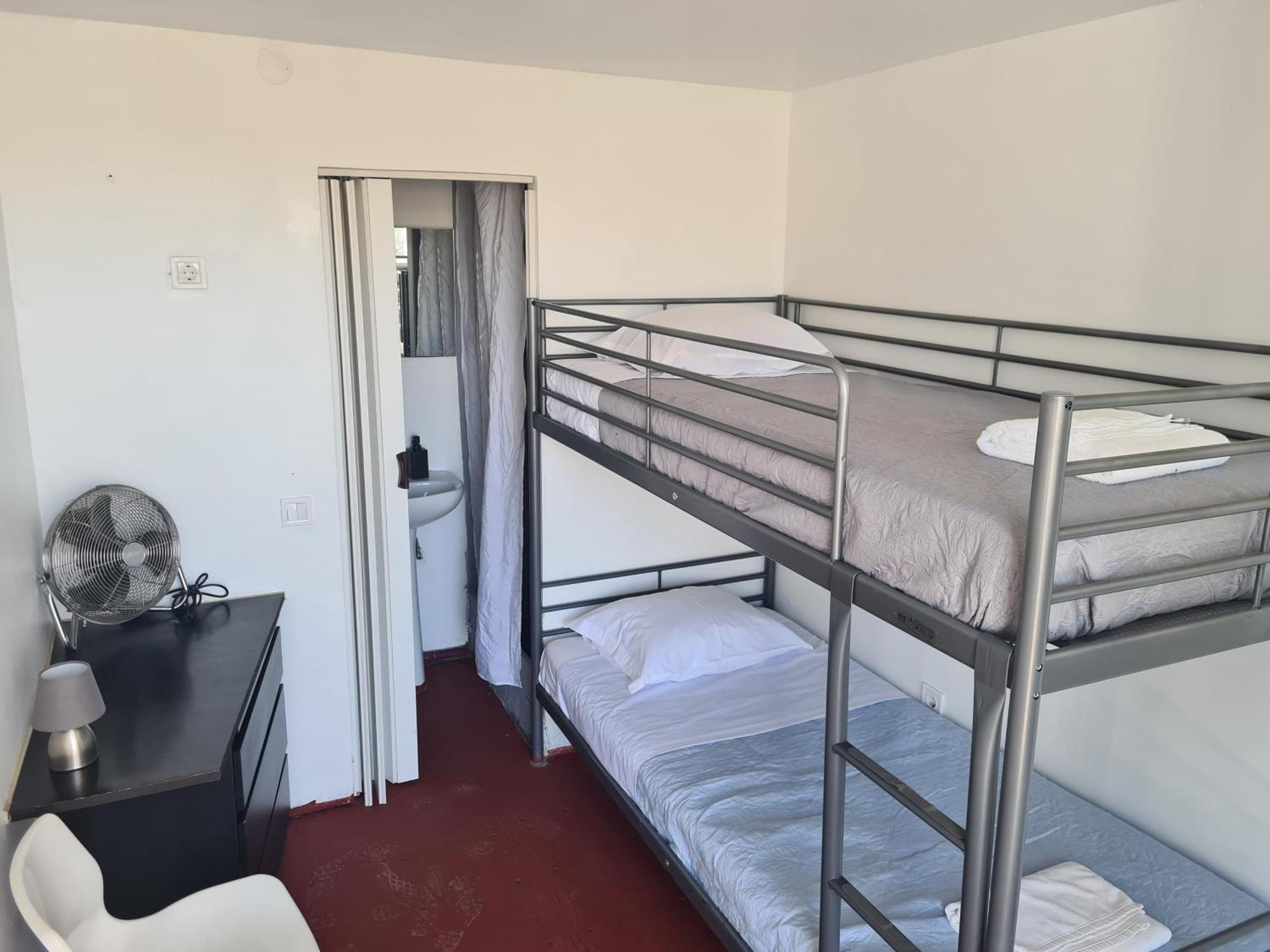 Casa Vale Ecotainer Hostel ลิสบอน ภายนอก รูปภาพ