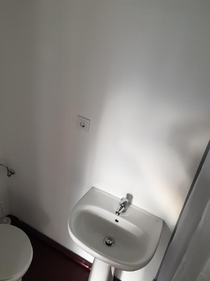 Casa Vale Ecotainer Hostel ลิสบอน ภายนอก รูปภาพ